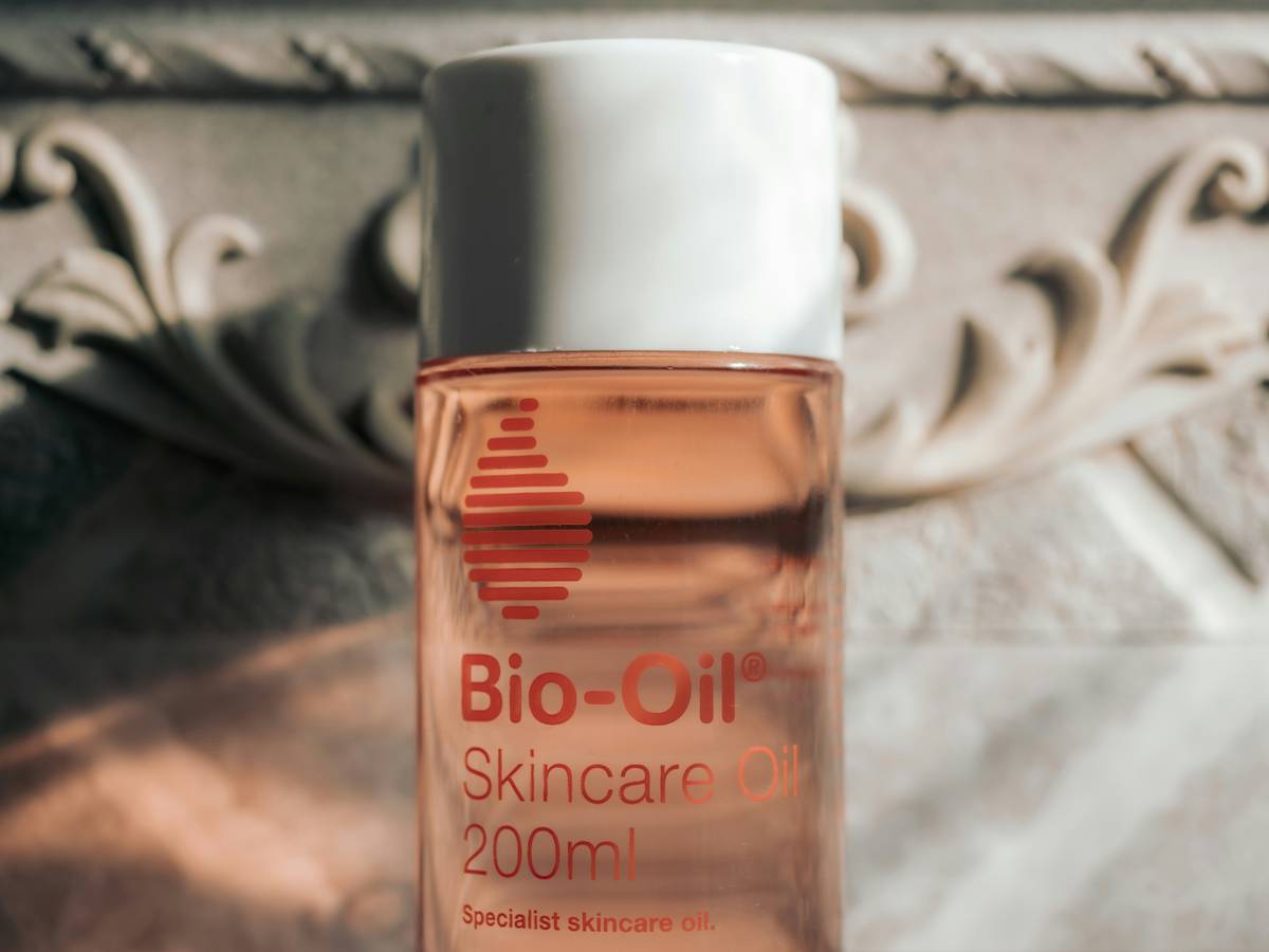 Bar chart comparing linoleic acid content in common body oils: rosehip (54%), argan (36%), jojoba (22%), coconut (2%)
