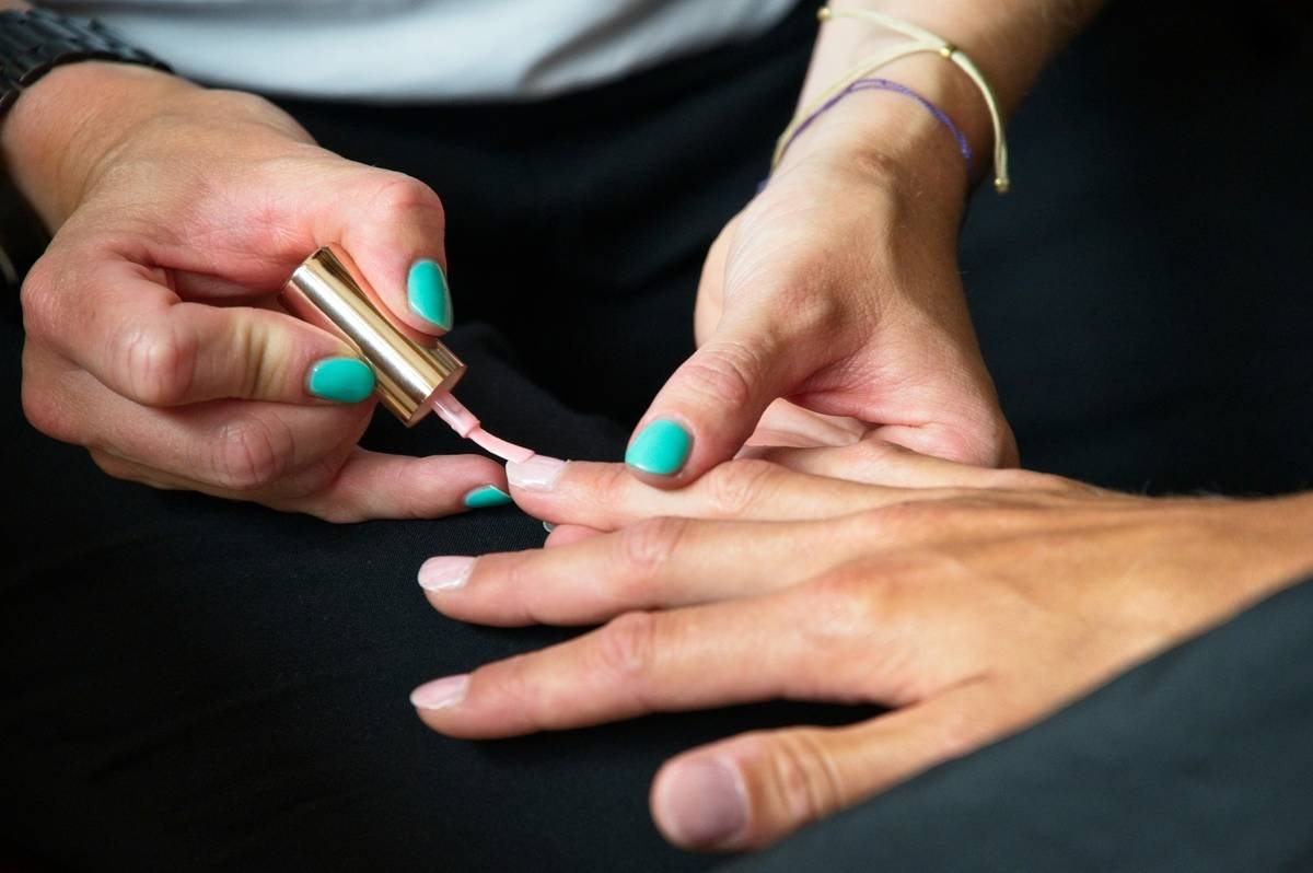 Before-and-after photo: Left shows ridged, uneven nails with chipped polish; right shows smooth, glossy nails after 9 days using smoothing base.