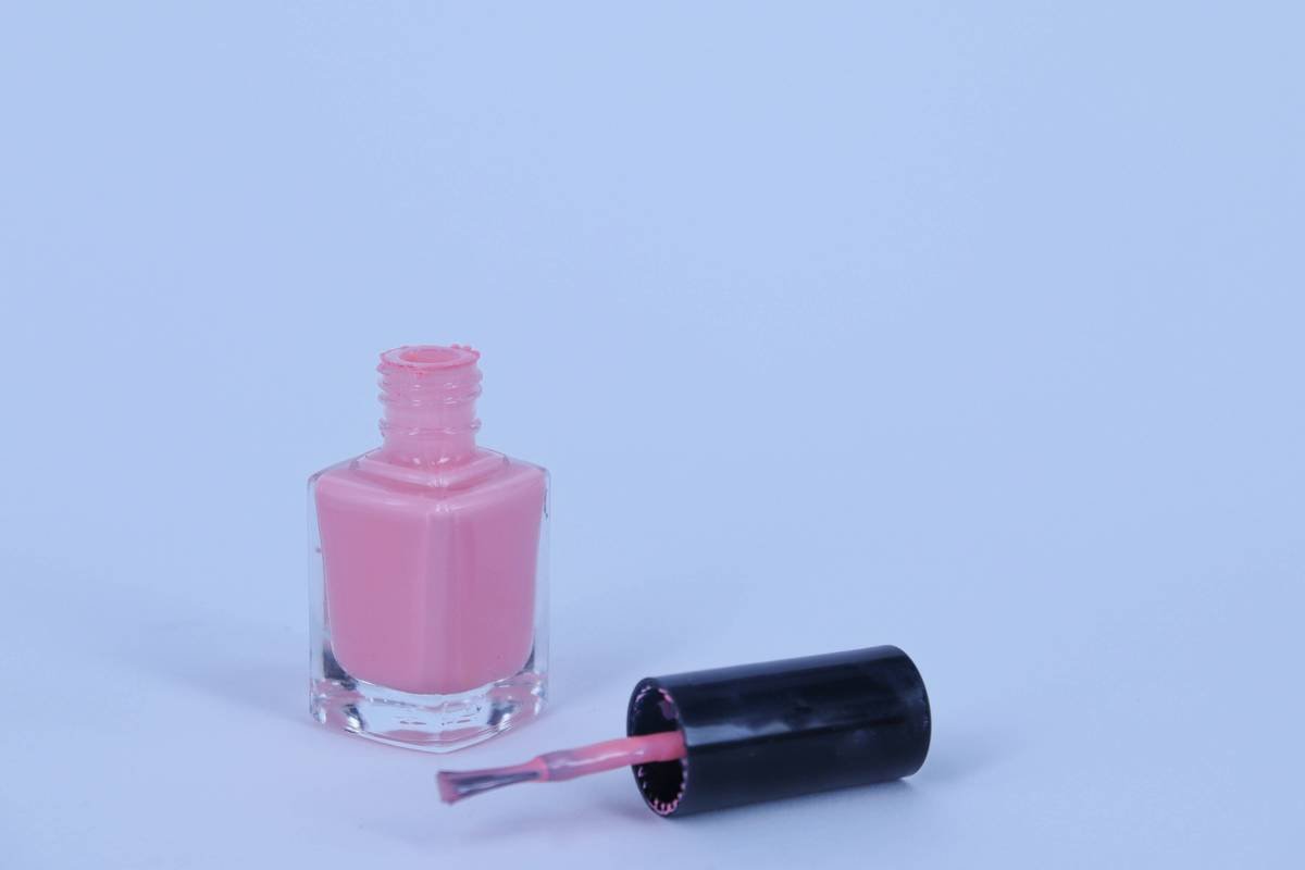 Diagram showing how nail primer removes oils and creates micro-grooves for polish adhesion