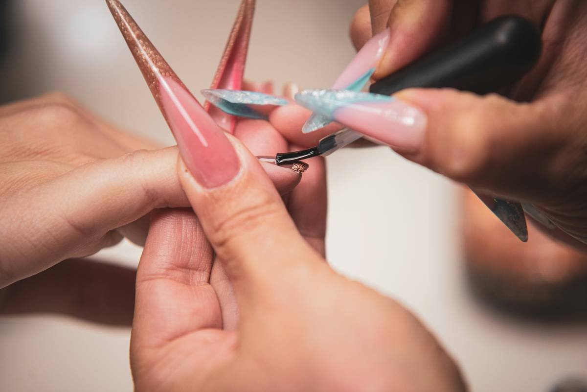 Comparison of manicure longevity with and without nail prep base